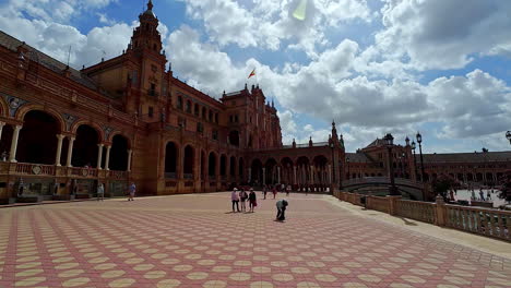 Viajeros-En-El-Patio-De-La-Plaza-De-España-En-Sevilla,-Andalucía,-España.