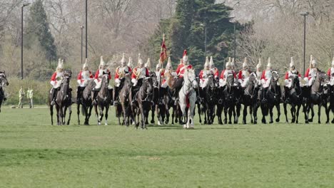 Un-Salvavidas-Muestra-Dominio-Y-Control-Mientras-Su-Caballo-Intenta-Derribarlo-Durante-La-Exhibición