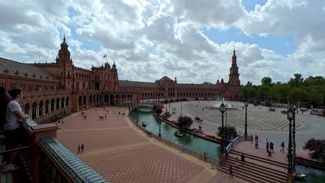 Escena-De-Gente-Haciendo-Turismo-En-La-Famosa-Plaza-De-España-En-Sevilla,-España