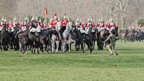 Los-Manejadores-Persiguen-Caballos-Fugitivos-En-La-Inspección-De-Los-Generales-Principales.