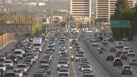 Starker-Verkehr-Fließt-Die-Autobahn-Hinunter