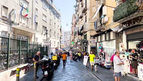 Belebte-Schmale-Straße-In-Italien,-Gesäumt-Von-Geschäften-Und-Voller-Fußgänger,-Die-Die-Lebhafte-Städtische-Atmosphäre-Einfängt