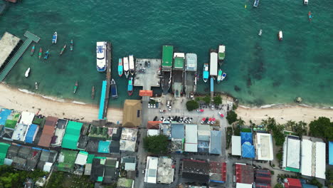 Vista-Aérea-De-Pájaro-Del-Principal-Puerto-De-Ferry-Y-Centro-De-Transporte-En-Koh-Tao,-Tailandia