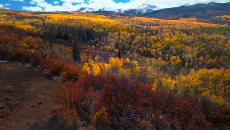 Kebler-Pass-Espenbaumwald-Größter-Organismus-Crested-Butte-Telluride-Vail-Colorado-Filmische-Luftdrohne-Rot-Gelb-Orange-Erster-Schnee-Weiß-Rocky-Mountains-Landschaft-Dramatischer-Herbst-Winter-Offenbaren-Sich