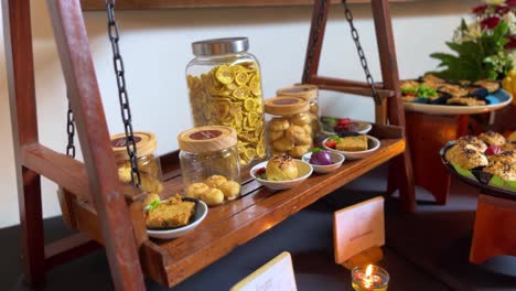 Servieren-Typisch-Indonesischer-Snacks-Auf-Einem-Tisch-Im-Speisesaal-Eines-Hotels