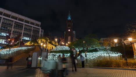 Touristen-Erkunden-Nachts-Die-Beleuchtete-Myeongdong-Kathedrale-–-Statischer-Zeitraffer