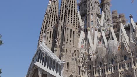 Middle-shot-of-Sagrada-de-Familia-Cathedral,-Barcelona,-Spain