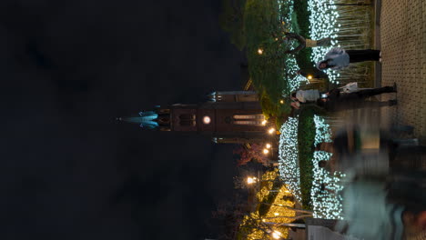 Menschen-Erkunden-Die-Myeongdong-Kathedrale-Bei-Nacht,-Statischer-Zeitraffer-In-Seoul,-Südkorea-–-Vertikal