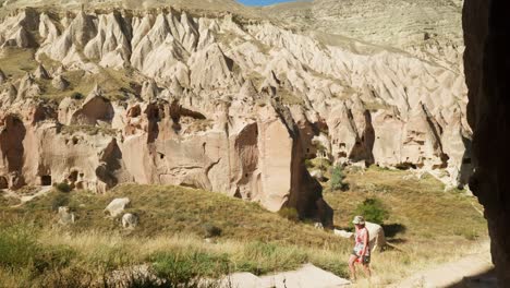 Mujer-Turistas-Explora-Paisaje-Rocoso-Casa-Cuevas-Capadocia