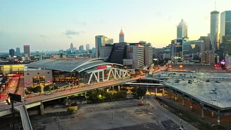 Luftaufnahme-Der-State-Farm-Arena-Und-Der-Skyline-Von-Atlanta-City-Bei-Sonnenuntergang,-USA