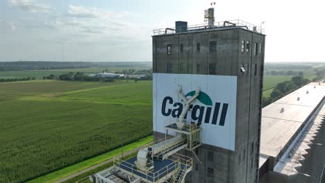 Cargill-Getreideelevator-Zwischen-Feldern-Und-Ackerland-Im-Mittleren-Westen-Der-USA
