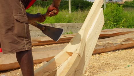 Afrikanische-Tischler-Schnitzen-Hölzerne-Fischerboote-Mit-Dechseln-In-Der-Werft