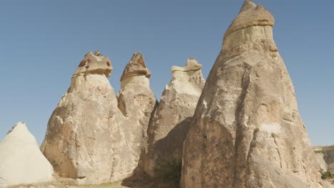 La-Erosión-Natural-Forma-Un-Paisaje-Rocoso-único-De-Chimenea-De-Hadas-En-Capadocia