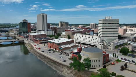 Vista-Aérea-De-Cedar-Rapids-Y-Cedar-River-En-Verano.