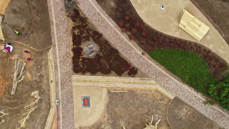 Landschaftsgestaltung-Einer-Stadt-Oder-Eines-Wohnkomplexes-Mit-Park--Und-Spielplatzbereich-–-Direkte-Luftaufnahme