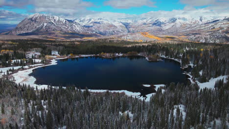 Lost-Lake-Kepler-Pass-Crested-Butte-Colorado-Unglaublicher-Bergherbst-Winter-Erster-Schnee-Jahreszeiten-Kollidieren-Filmische-Luftdrohne-Gelber-Espenbaumwald-Felsiger-Berg-Schwenk-Nach-Oben-Offenbaren-Vorwärtsbewegung
