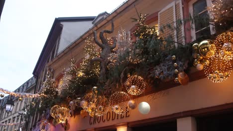 Festliche-Dekorationen-Auf-Einem-Schicken-Restaurant-In-Der-Europäischen-Straße-In-Der-Nähe-Des-Festlichen-Weihnachtsmarktes-In-Straßburg,-Frankreich,-Europa