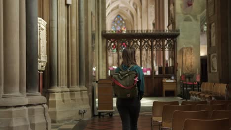 Mujer-Joven-Caminando-Dentro-De-La-Catedral-De-Bristol.-Inglaterra