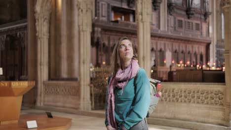 Mujer-Joven-Caminando-Y-Contemplando-El-Interior-De-La-Catedral-De-Bristol.