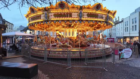 Tiovivo-En-Cámara-Lenta-Mercado-Navideño-En-Waterford,-Irlanda,-En-Una-Fría-Tarde-De-Diciembre