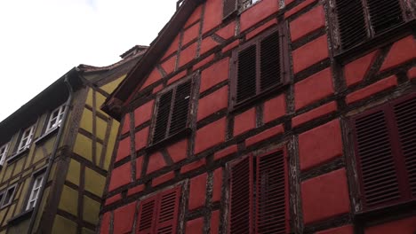 Coloridas-Casas-Con-Entramado-De-Madera-De-Alsacia,-Rojas-Y-Verdes,-En-Estrasburgo,-Francia