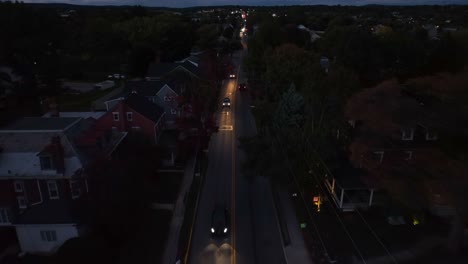 Autos-Fahren-Nachts-Auf-Der-Hauptstraße-In-Der-Amerikanischen-Stadt