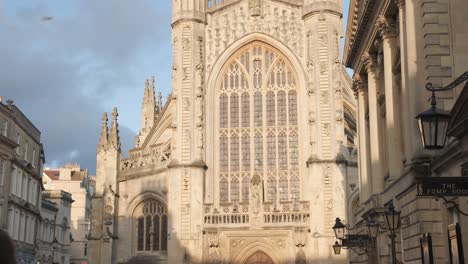 Fuera-De-La-Iglesia-De-La-Abadía-De-Pedro-Y-Pablo,-Bath,-Inglaterra