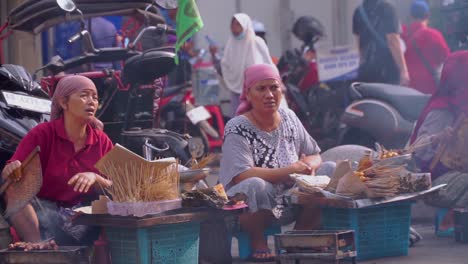 Mujer-Vendedora-De-Satay-En-La-Carretera-De-La-Calle-Malioboro,-Indonesia