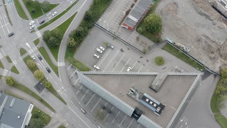 Gebäude--Und-Autoverkehrsaufzeichnung-Mit-Drohne