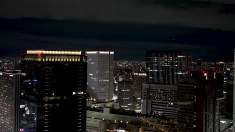 Mit-Blick-Auf-Die-Skyline-Von-Osaka-Bei-Nacht