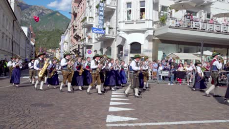 Die-Blaskapelle-Von-Stegen-Beim-Jährlichen-Traubenfest-In-Meran---Meran,-Südtirol,-Italien