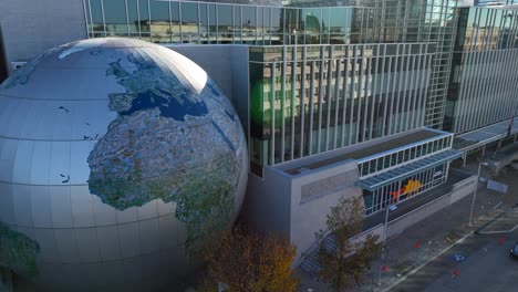 Globus-Außerhalb-Des-North-Carolina-Museum-Of-Natural-Sciences