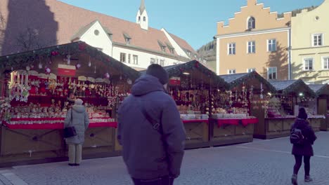 Puestos-Y-Visitantes-En-El-Mercado-De-Navidad-En-Sterzing---Vipiteno,-Tirol-Del-Sur,-Italia