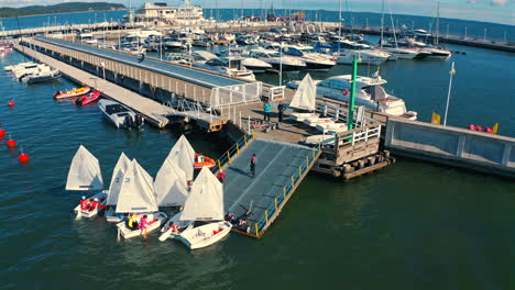 Optimistisches-Beiboot-Fährt-An-Sonnigem-Tag-Zum-Yachthafen