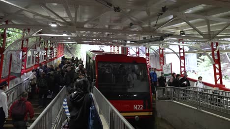 Touristen-Warten-Darauf,-An-Der-Station-Gokurakubashi-In-Die-Koyasan-Kabellinie-Einzusteigen