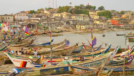 Flaggen-Bewegen-Sich-Im-Wind-Auf-Fischerbooten-Im-Hafen-Von-Cape-Coast-In-Ghana