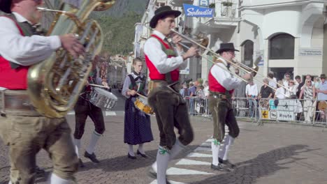 Buergerkapelle-Sterzing-Marching-Band-En-El-Festival-Anual-De-La-Uva-En-Merano---Merano