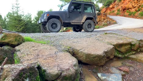 Jeep-Negro-4x4-Con-Hermosa-Naturaleza-Y-Vistas-Al-Bosque-Alrededor-De-La-Montaña-Sierra-Bermeja,-Divertidas-Aventuras-En-Vehículos-Todo-Terreno-En-Un-Día-Soleado-En-Marbella-Málaga-España,-Toma-De-4k