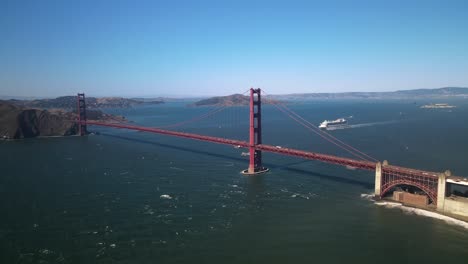 Capturado-Del-Telón-De-Fondo-Escénico,-Presenta-Tomas-Aéreas,-Cinematográficas-Y-De-Drones-Del-Puente-De-La-Bahía-De-San-Francisco-Oakland,-Que-Muestran-El-Paisaje-Circundante.