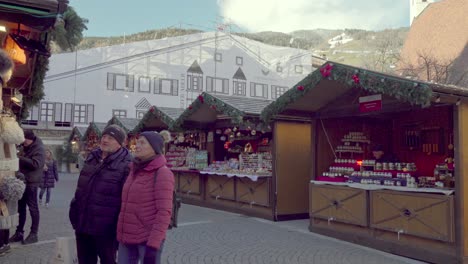 Stände-Und-Besucher-Auf-Dem-Jährlichen-Weihnachtsmarkt-In-Sterzing---Sterzing,-Südtirol,-Italien