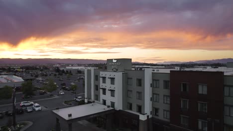 Homewood-Suites-Hotel-by-Hilton-Brand-in-Kalispell,-Montana-with-beautiful-Sunset