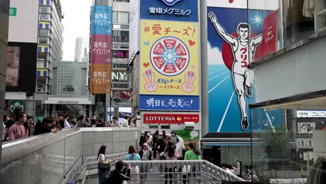 Tagsüber-Geschäftiges-Gedränge-Auf-Der-Ebisubashi-Brücke-In-Osaka