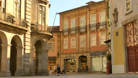 Edificio-De-Hotel-Con-Tiendas-En-El-Casco-Antiguo-De-Braga-En-Portugal