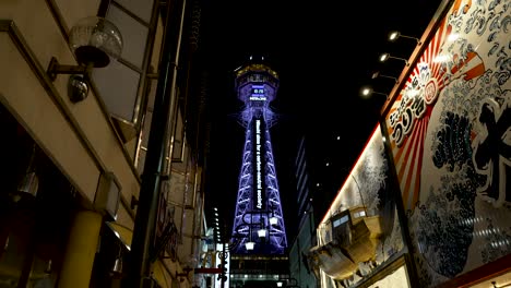 Mirando-Hacia-La-Torre-Tsutenkaku-Iluminada-Por-La-Noche-En-El-Distrito-Shinsekai-De-Osaka