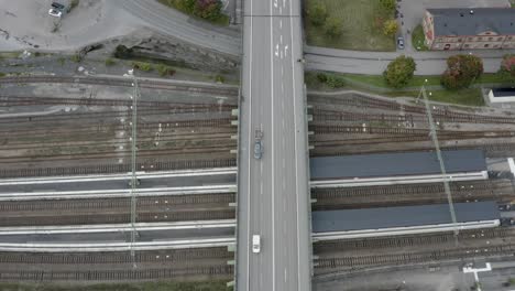 Autos-In-Einer-Allee-In-Der-Stadt-Borås,-Schweden