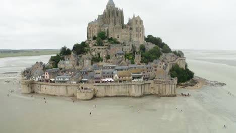 Cámara-Aérea-Drone-Medio-Primer-Plano-En-El-Castillo-De-Mont-Saint-Michel-En-Francia