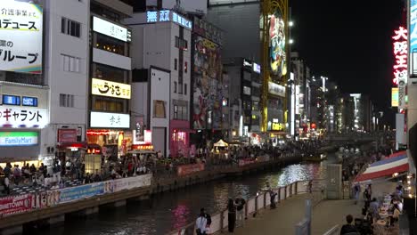 Geschäftige-Menschenmassen,-Die-Nachts-In-Osaka-Entlang-Der-Dotonbori-Kanäle-Spazieren