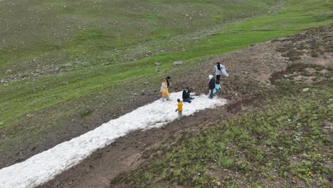 Schneefeldspiel-Im-Sommer-In-Deosai-Skardu,-Pakistan