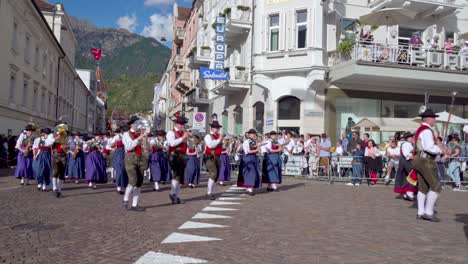 Banda-De-Música-Con-Trajes-Tradicionales-En-La-Fiesta-Anual-De-La-Uva-En-Meran---Merano,-Tirol-Del-Sur,-Italia