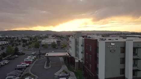 Wunderschöner-Sonnenuntergang-über-Dem-Homewood-Suites-Hilton-Hotel-In-Kalispell,-Montana